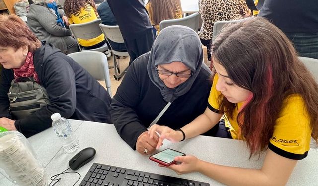 Beylikdüzü'nde lisede kuşakları buluşturan teknoloji eğitimi