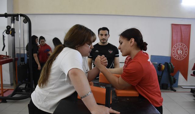 Bilek güreşi milli sporcuları, Avrupa şampiyonasına odaklandı