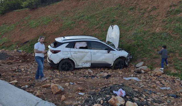 Bingöl'de kontrolden çıkarak yamaca çarpan otomobildeki 6 kişi yaralandı