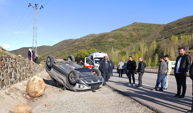 Bingöl'de koyuna çarparak devrilen otomobildeki 3 kişi yaralandı
