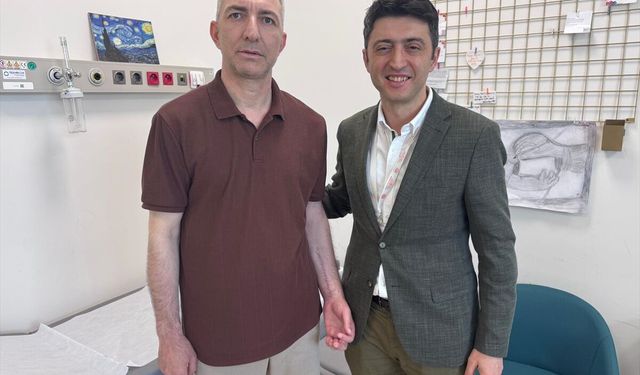 Bir kolu bükülü, eli kapalı olan felçli hasta el cerrahisiyle sağlığına kavuştu