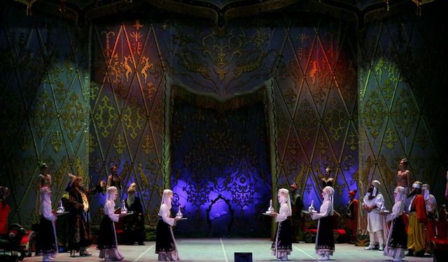 Bişkek'te, ilk Kırgız balerin Beyşenaliyeva'nın 100. doğum yılı anısına 'Çolpon' balesi sahnelendi