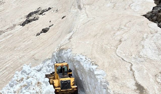 Bitlis'in yüksek rakımlı bölgelerinde karla mücadele devam ediyor