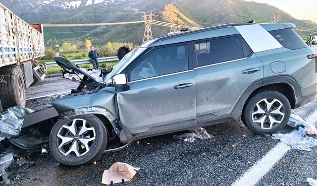 Bitlis'te ciple tırın çarpıştığı kazada 6 kişi yaralandı