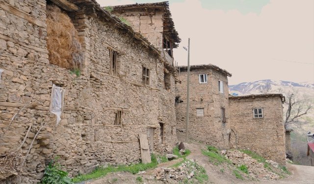 Bitlis'te doğayla bütünleşen taş evler ilkbaharda fotoğraf tutkunlarını ağırlıyor