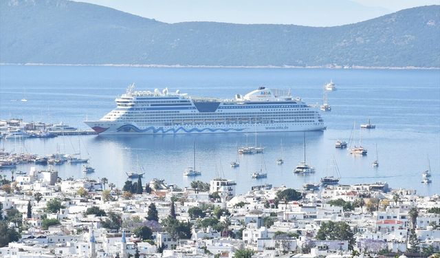 Bodrum'a 'AIDAblu' kruvaziyeriyle 2 bin 377 yolcu geldi