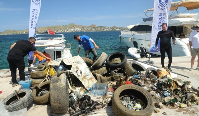 Bodrum'da dalgıçlar denizden yaklaşık 2 ton atık çıkardı