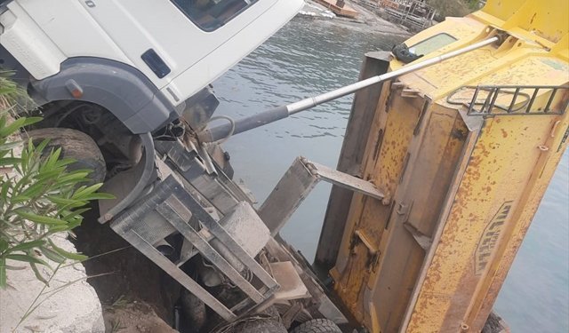Bodrum'da denize düşen hafriyat kamyonundaki 2 kişi yaralandı