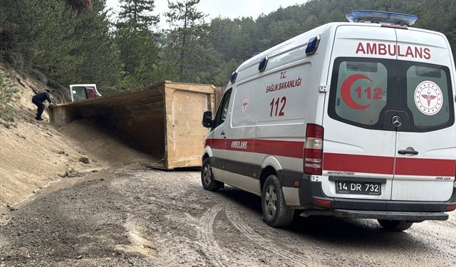 Bolu'da devrilen hafriyat kamyonunun sürücüsü öldü