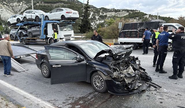 Burdur'da zincirleme trafik kazasında 5 kişi yaralandı