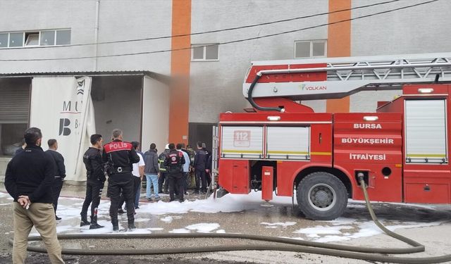 Bursa'da koltuk imalathanesinin deposunda çıkan yangın kontrol altına alındı