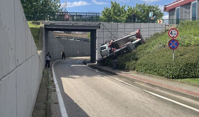 Bursa'da köprülü kavşakta 3 metre yüksekten devrilen kamyonetteki 3 kişi yaralandı