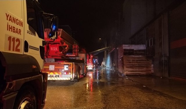 Bursa'da mobilya fabrikasında çıkan yangın söndürüldü