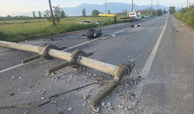 Bursa'da otomobilin devirdiği direğe motosikletin çarptığı kazada 4 kişi yaralandı