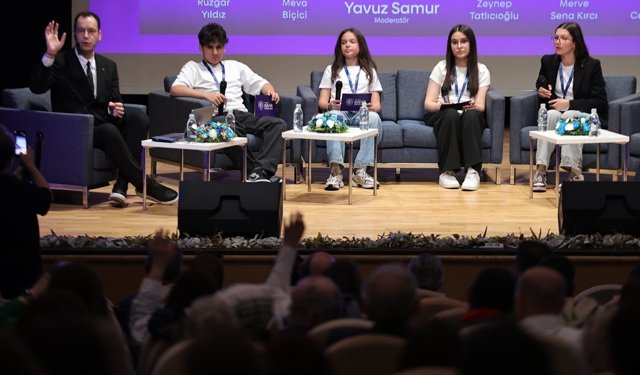 Bursa'da 'Tersine Mentörlük Zirvesi'nde öğrenciler konuştu, ebeveynleri ve eğitimciler dinledi