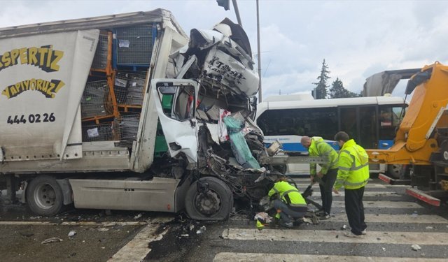 Bursa'da trafik ışıklarında bekleyen akaryakıt tankerine çarpan tırın sürücüsü yaşamını yitirdi