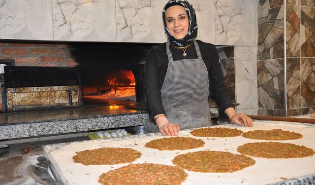 Çalışan bulmakta sorun yaşayınca pide yapımını öğrenen karısı fırının başına geçti