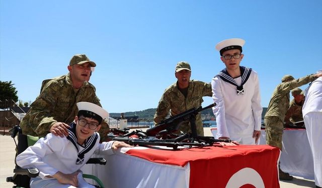 Çanakkale'de engelli gençler üniforma giyip bir günlüğüne temsili asker oldu
