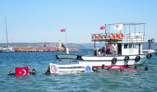 Çanakkale'de üniversiteli dalgıçlar 19 Mayıs'ı denizin altında kutladı