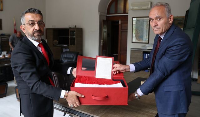 Çanakkale'den getirilen şehitlik bayrağı tarihi Konya Lisesi'ne teslim edildi