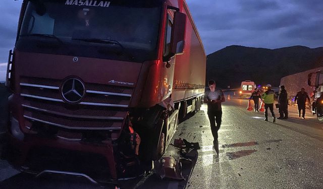 Çankırı'da tır ile çarpışan otomobildeki 3 kişi yaralandı