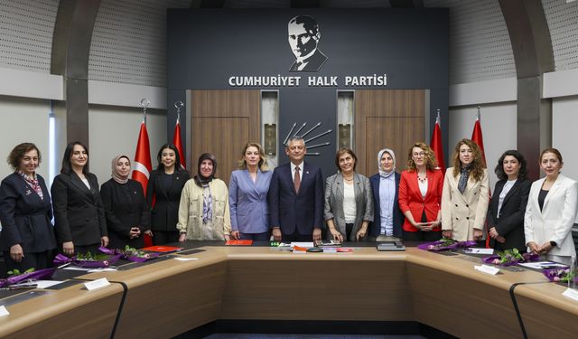 CHP Genel Başkanı Özel, siyasi partilerin kadın yöneticileriyle görüştü