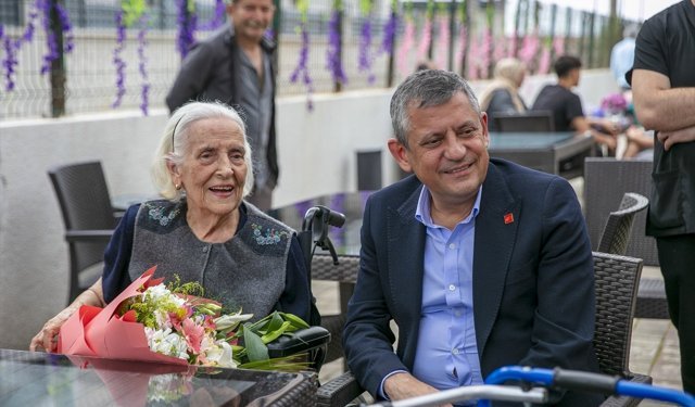 CHP Genel Başkanı Özel'den 'Anneler Günü' ziyareti