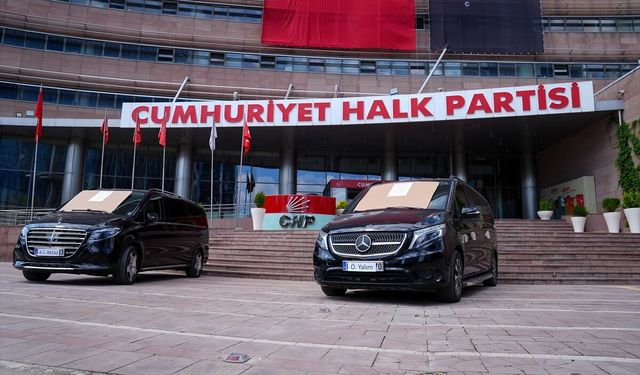 CHP'de iki lüks minibüs satışa çıkarıldı