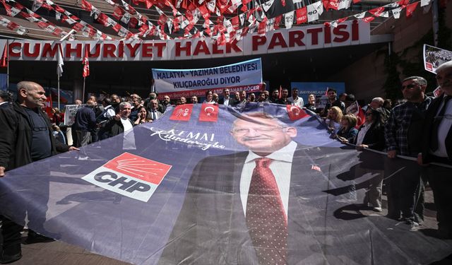CHP'deki 'Halkla Bayramlaşma' programı dolayısıyla partililer genel merkeze gelmeye başladı