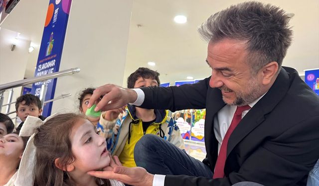 Çocuk yaşta yuttuğu sahne tozu tiyatronun müdürü yaptı