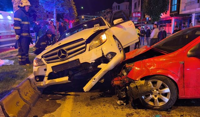 Çorum'da iki otomobilin çarpışması sonucu 3 kişi yaralandı