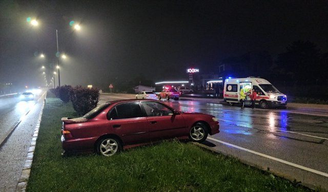 Çorum'da refüje çarpan otomobilin sürücüsü yaralandı