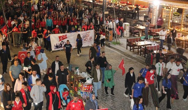 Diyarbakır'da 19 Mayıs etkinlikleri kapsamında fener alayı düzenlendi