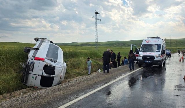Diyarbakır'da devrilen minibüsteki 11 kişi yaralandı