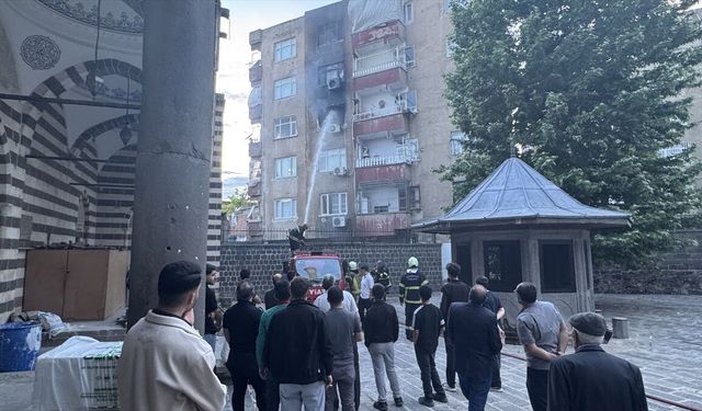 Diyarbakır'da evde çıkan yangında itfaiye eri yaralandı, 2 kişi dumandan etkilendi