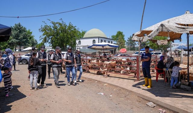 Diyarbakır'da polis kurban satış yerlerinde sahte para uyarısı yaptı