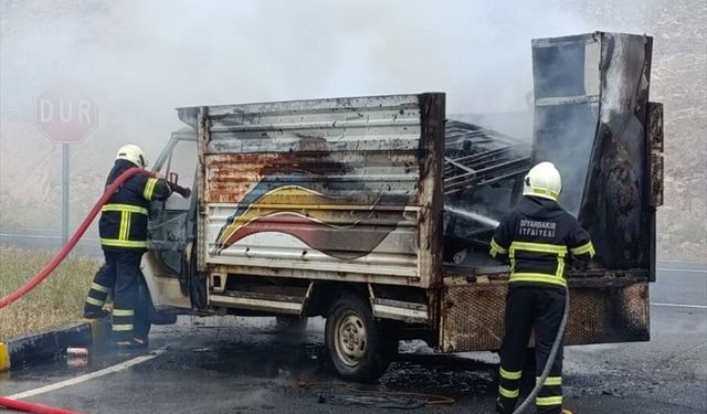Diyarbakır'da seyir halindeyken alev alan kamyonet kullanılamaz hale geldi
