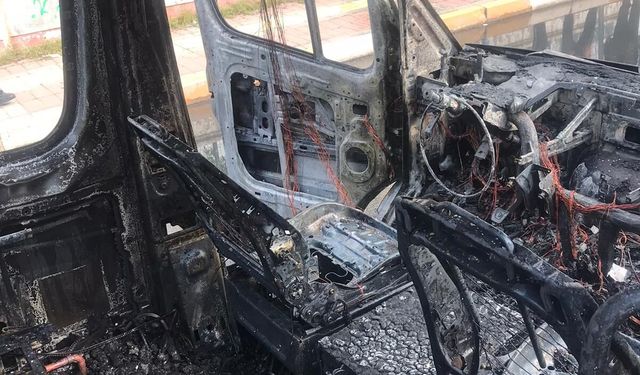 Diyarbakır'da seyir halindeyken alev alan minibüs tamamen yandı