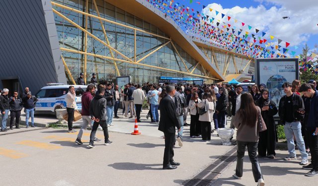 'Doğu Anadolu Kariyer Fuarı' ilk gün yaklaşık 25 bin ziyaretçiyi ağırladı