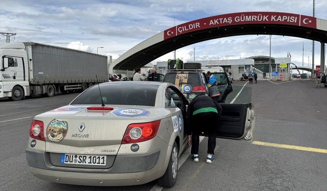 Doğu-Batı Dostluk ve İpek Yolu Rallisi ekibi Ardahan'dan Gürcistan'a geçti