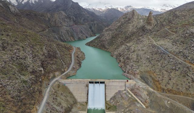 Doğu'da yağışlarla barajlar tam kapasiteye ulaştı, bazılarında kapaklar açıldı