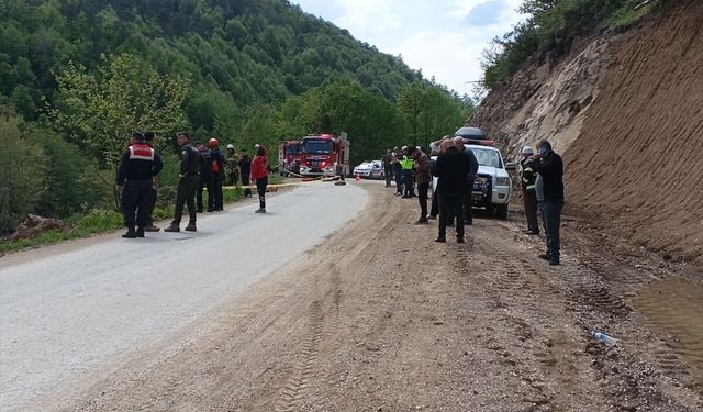 Düzce'de dereye devrilen kamyonetin sürücüsü öldü