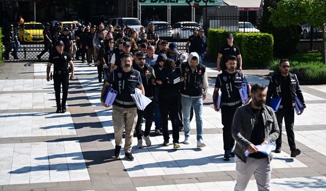Düzce'de nitelikli dolandırıcılık operasyonunda yakalanan 21 zanlı adliyede