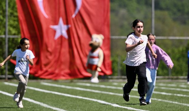Düzce'de şenliğe katılan çocuklar spor ve eğlence dolu bir gün geçirdi