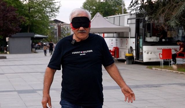 Düzce'de vatandaşlar sosyal deneyle engelli bireyleri anlamaya çalıştı