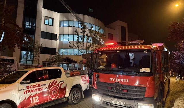 Düzce'de yangın nedeniyle tahliye edilen huzurevi sakinleri yeniden odalarına yerleştirildi