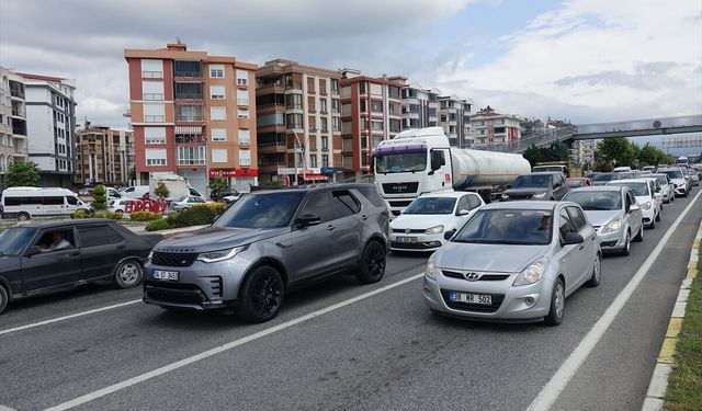 Edremit Körfezi'ndeki yollarda bayram tatili dolayısıyla yoğunluk yaşanıyor
