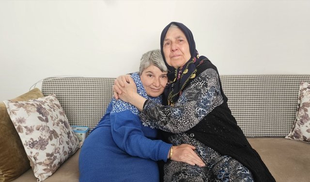 Engelli kızına yarım asırdır gözü gibi bakıyor