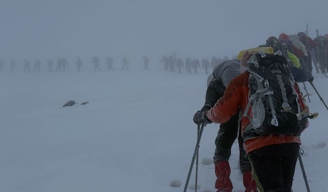 Erciyes'in zirvesine yapılacak '19 Mayıs' tırmanışına fırtına ve tipi engeli