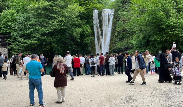 Erfelek Tatlıca Şelaleleri Tabiat Parkı'nda bayram yoğunluğu yaşanıyor